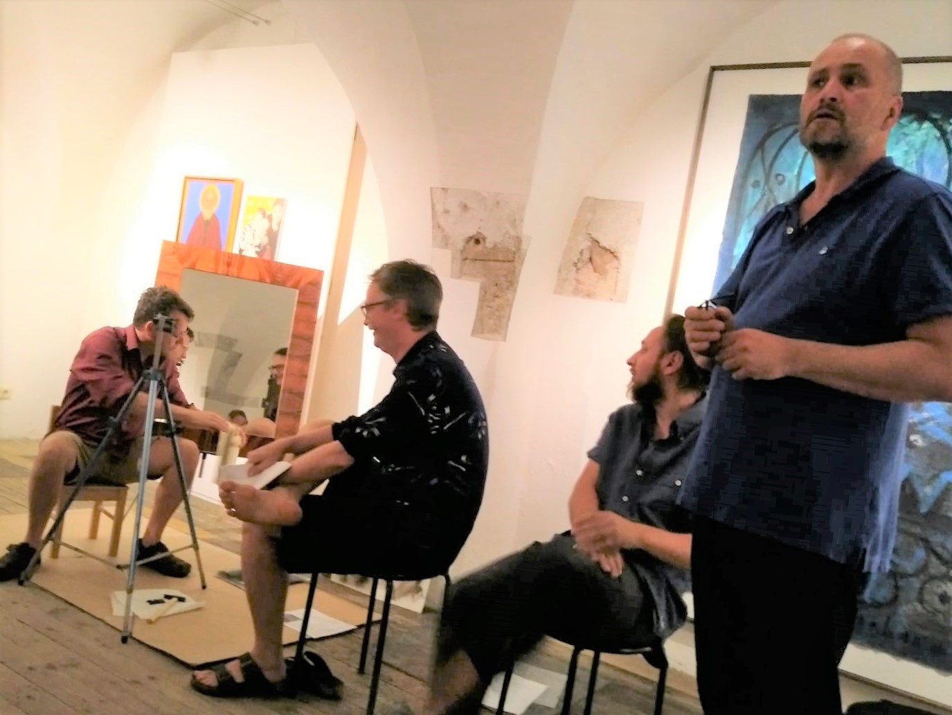 Porträtmalerei 2019. Wolfgang Capellari und Matthias Bernhard im Gespräch mit Helmuth Oehler, Museum Kitzbühel, 25.07.2019. Foto: Josef Bernhard, Kitzbühel.